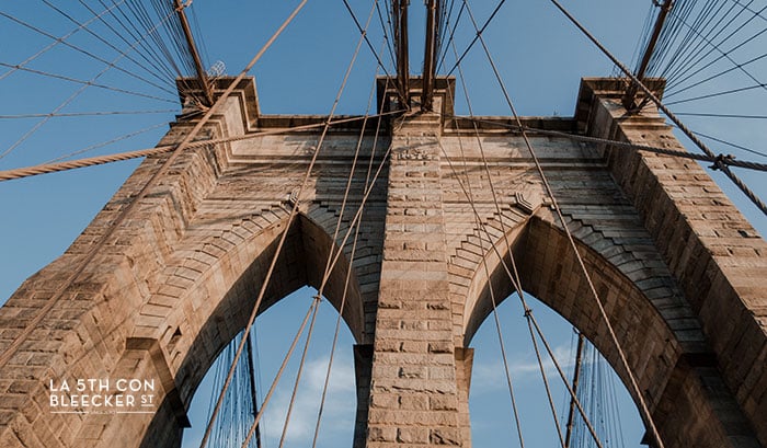 puente de Brooklyn arcos estilo neogotico